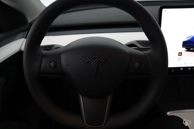 TESLA Model Y 10