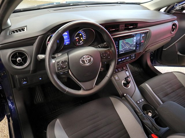 TOYOTA Auris 7