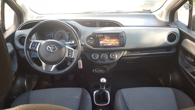 Toyota Yaris 8