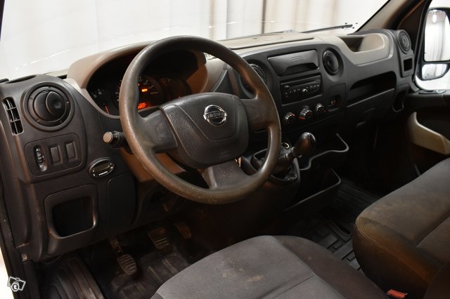 Nissan NV400 12