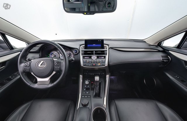 Lexus NX 11