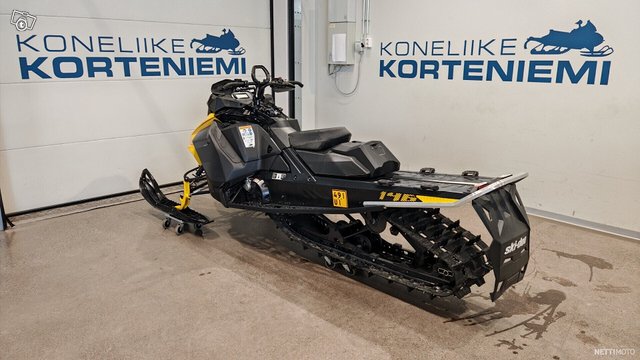 Ski-Doo Summit 5