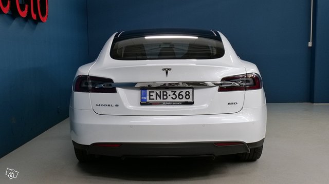 Tesla Model S 4