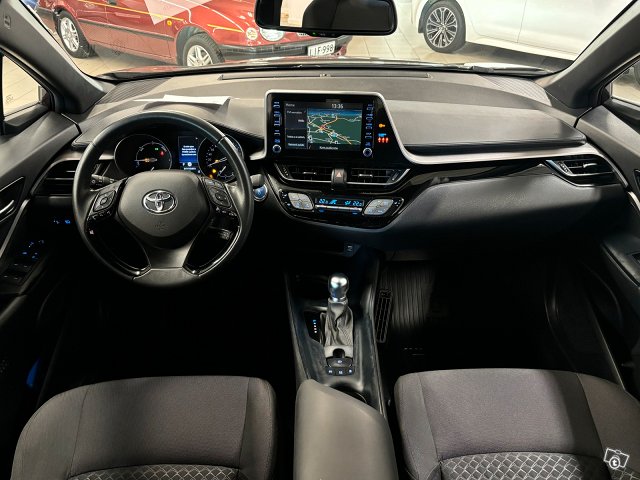 Toyota C-HR 8