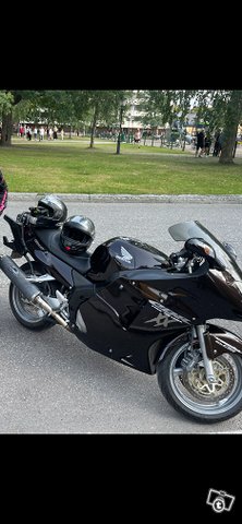 Honda cbr1100xx tarpeettomana hyvään kotiin