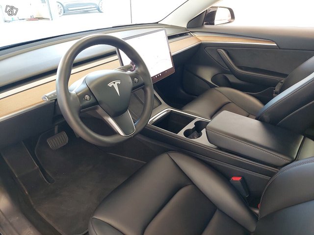 Tesla Model 3 6