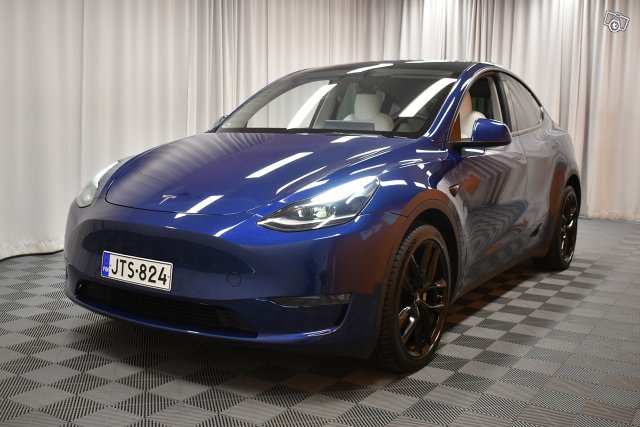 Tesla Model Y 4