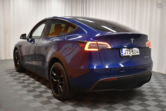 Tesla Model Y 5