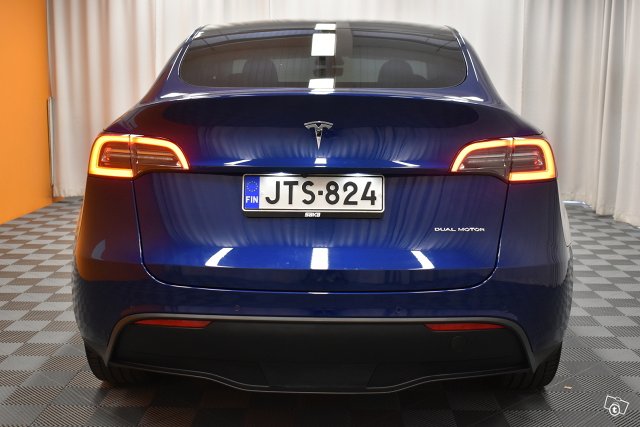 Tesla Model Y 7