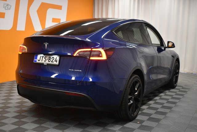 Tesla Model Y 8