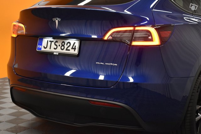 Tesla Model Y 9