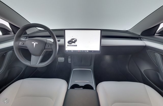 TESLA Model 3 8