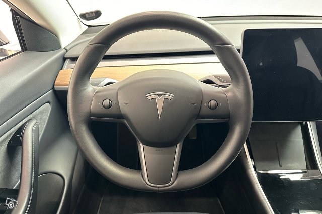 TESLA Model 3 17