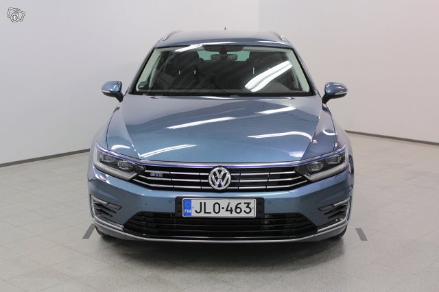 VOLKSWAGEN Passat 2