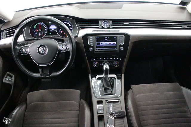 VOLKSWAGEN Passat 8