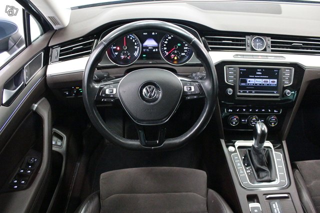 VOLKSWAGEN Passat 9