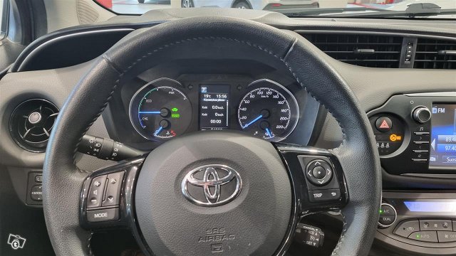 TOYOTA YARIS 16