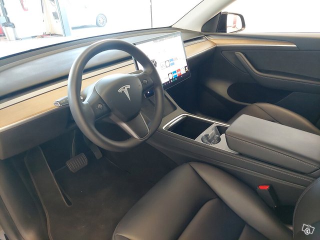 Tesla Model Y 6