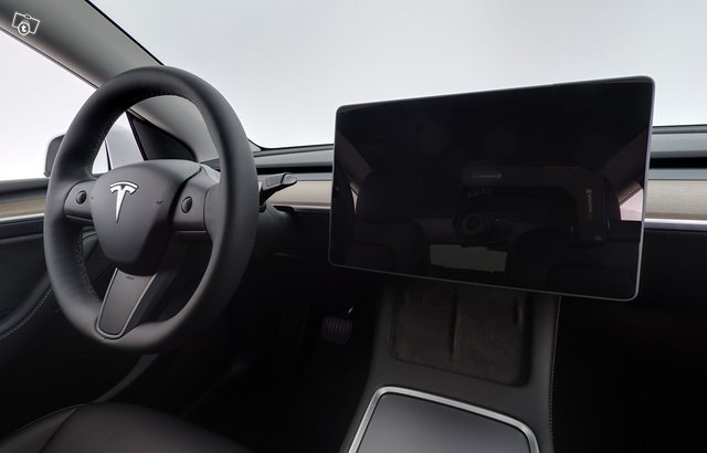 Tesla Model Y 9