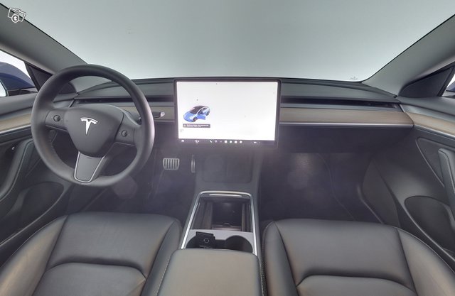 TESLA Model 3 8