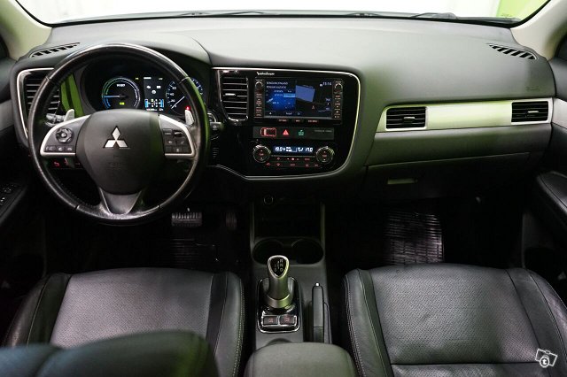 Mitsubishi Outlander PHEV 13