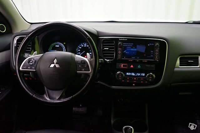 Mitsubishi Outlander PHEV 14