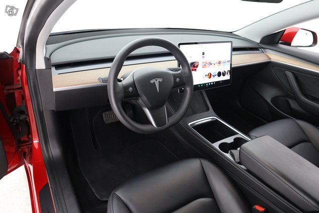 TESLA MODEL 3 19