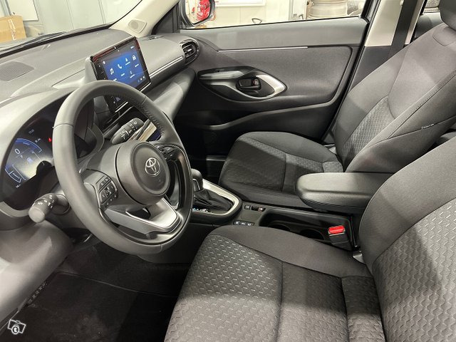 TOYOTA YARIS CROSS 8