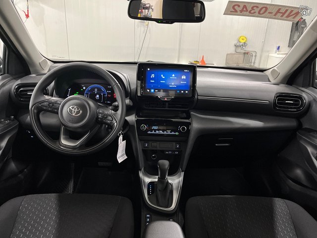 TOYOTA YARIS CROSS 10