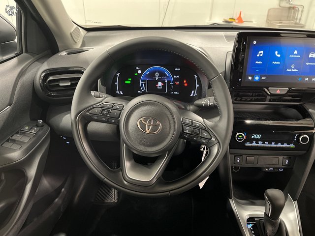 TOYOTA YARIS CROSS 11