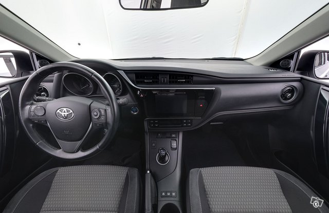 Toyota Auris 11