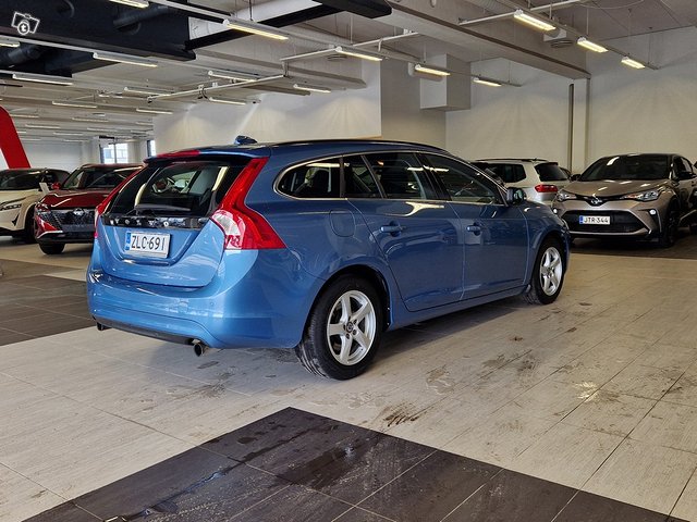 VOLVO V60 3