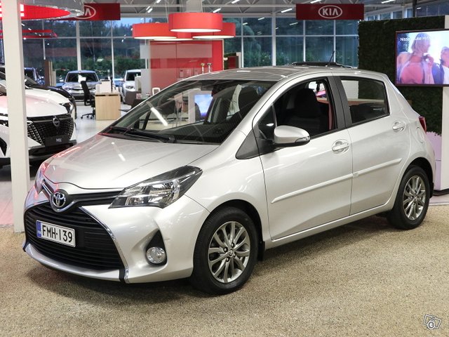 TOYOTA Yaris 1