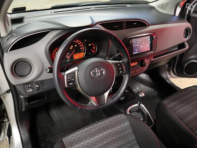 TOYOTA Yaris 7