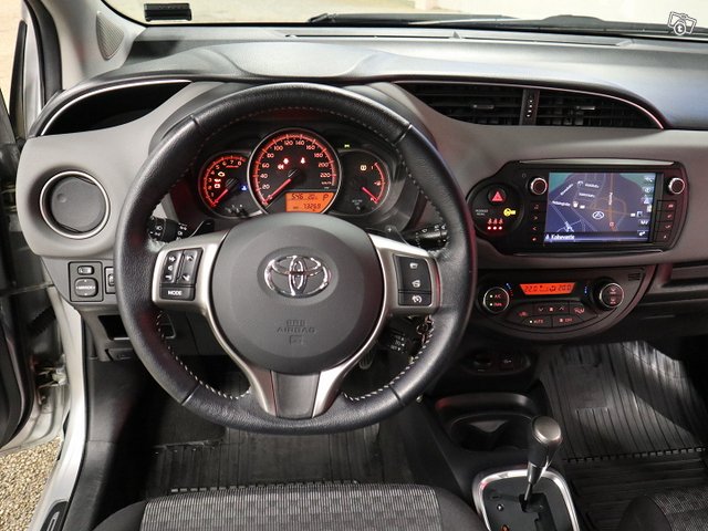 TOYOTA Yaris 10