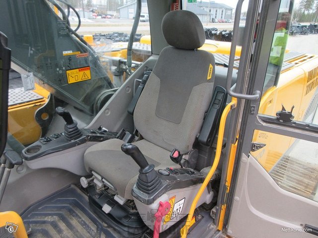 Volvo EC210CL Kaivinkone 24