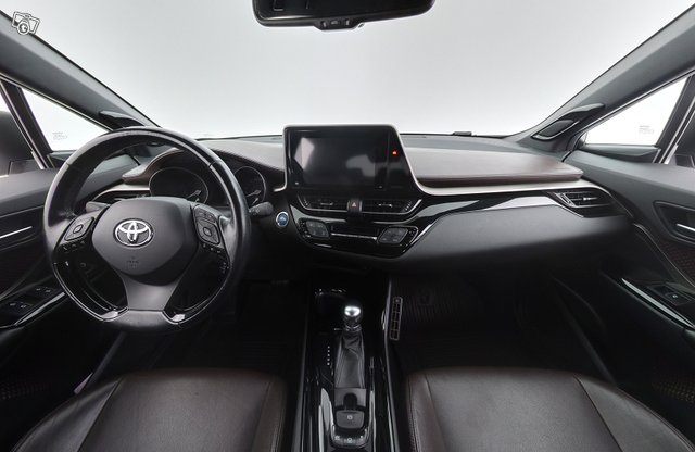 Toyota C-HR 10