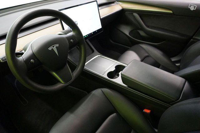 Tesla Model 3 8