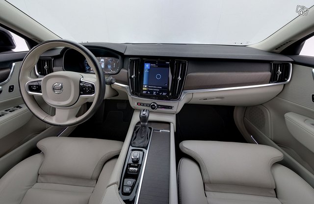 Volvo V90 Cross Country 11