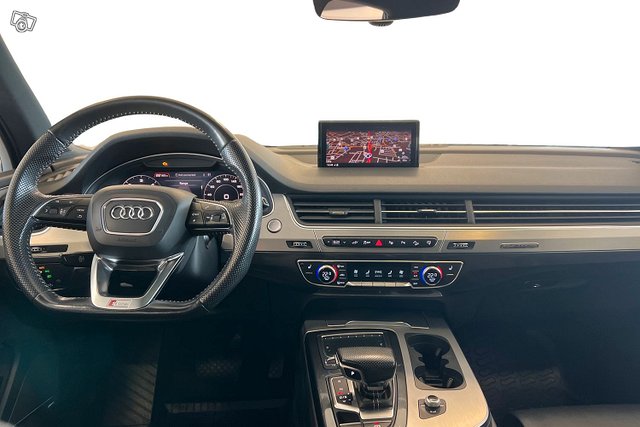 Audi Q7 11