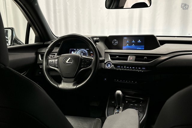 Lexus UX 8