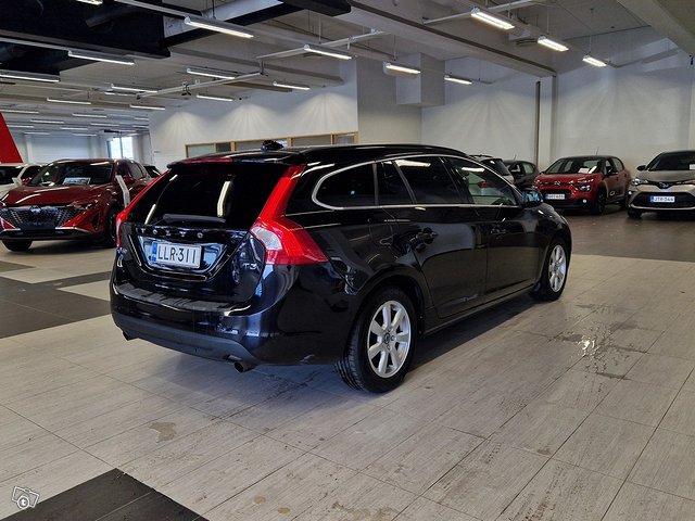 VOLVO V60 3