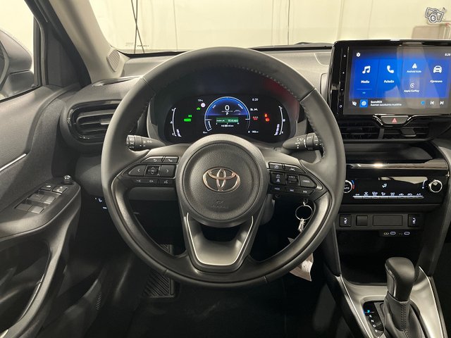 TOYOTA YARIS CROSS 11