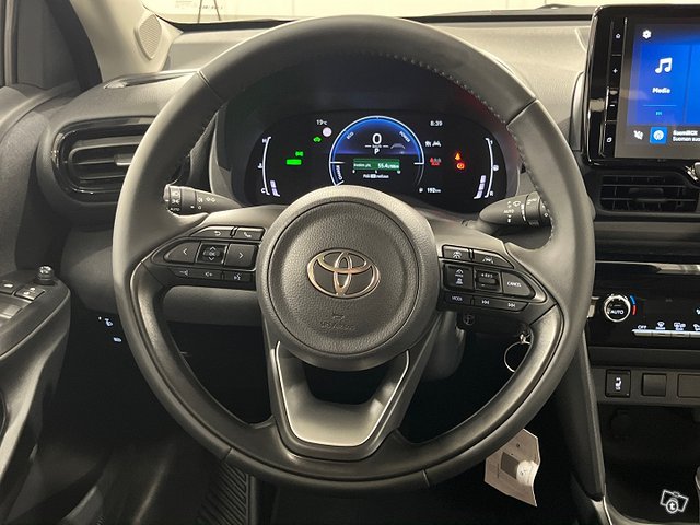 TOYOTA YARIS CROSS 12