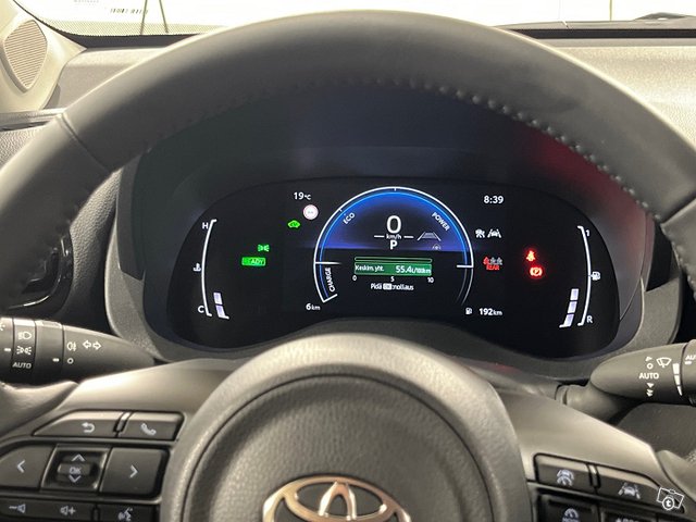 TOYOTA YARIS CROSS 13