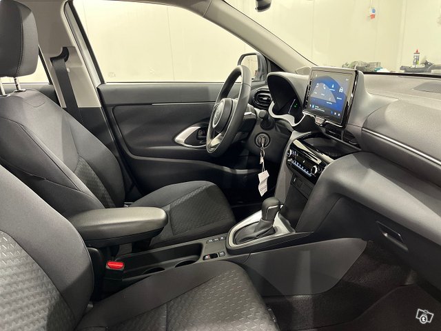 TOYOTA YARIS CROSS 17