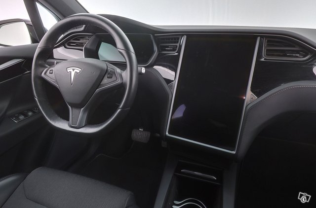 Tesla Model X 9