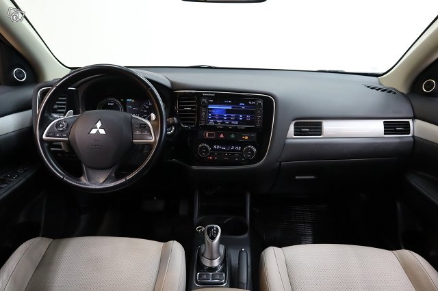 MITSUBISHI OUTLANDER PHEV 18