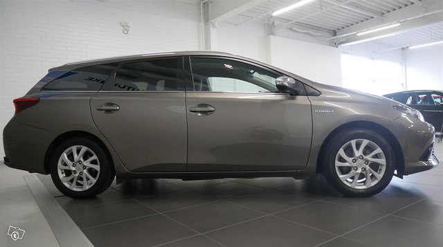 TOYOTA Auris 4