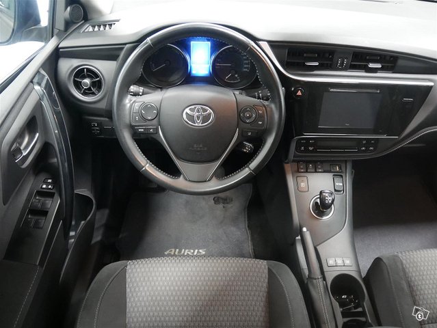 TOYOTA Auris 9